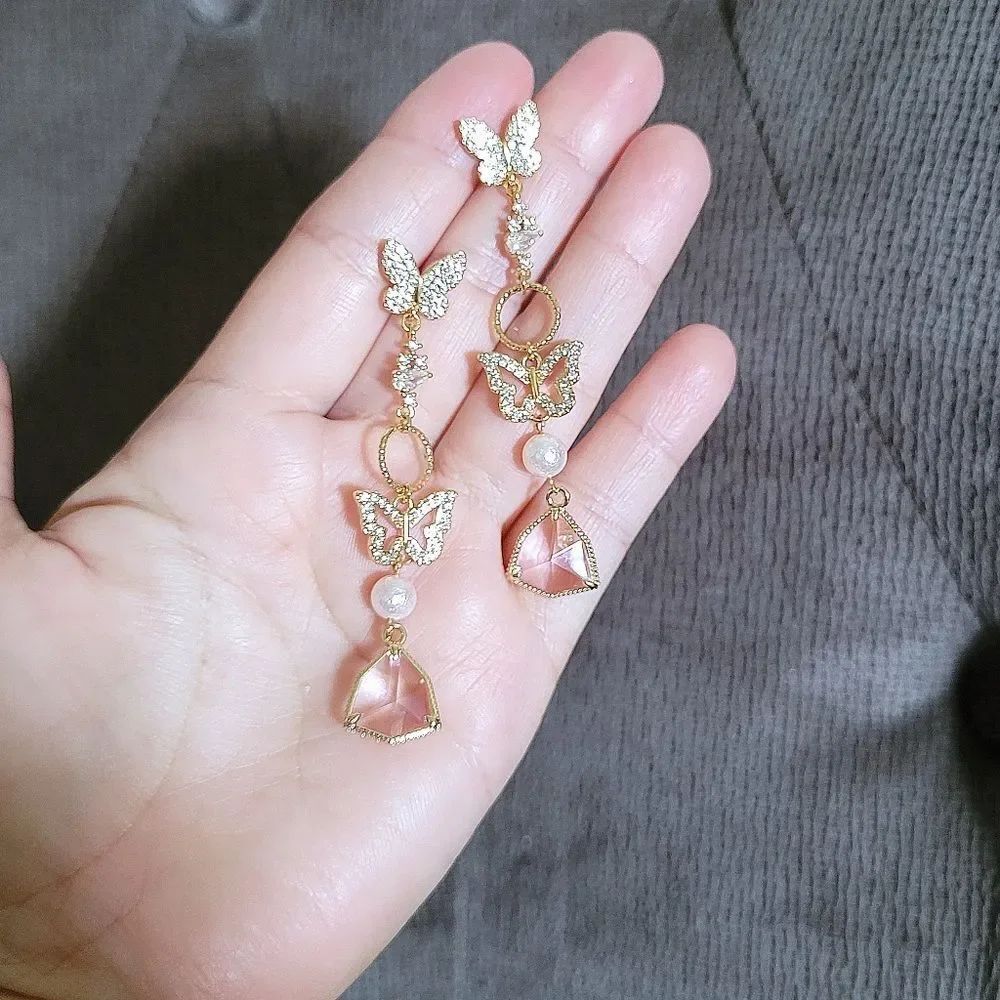 La Meno "Sparkling🎆 Butterfly🦋" Earrings - Picture 14 of 16
